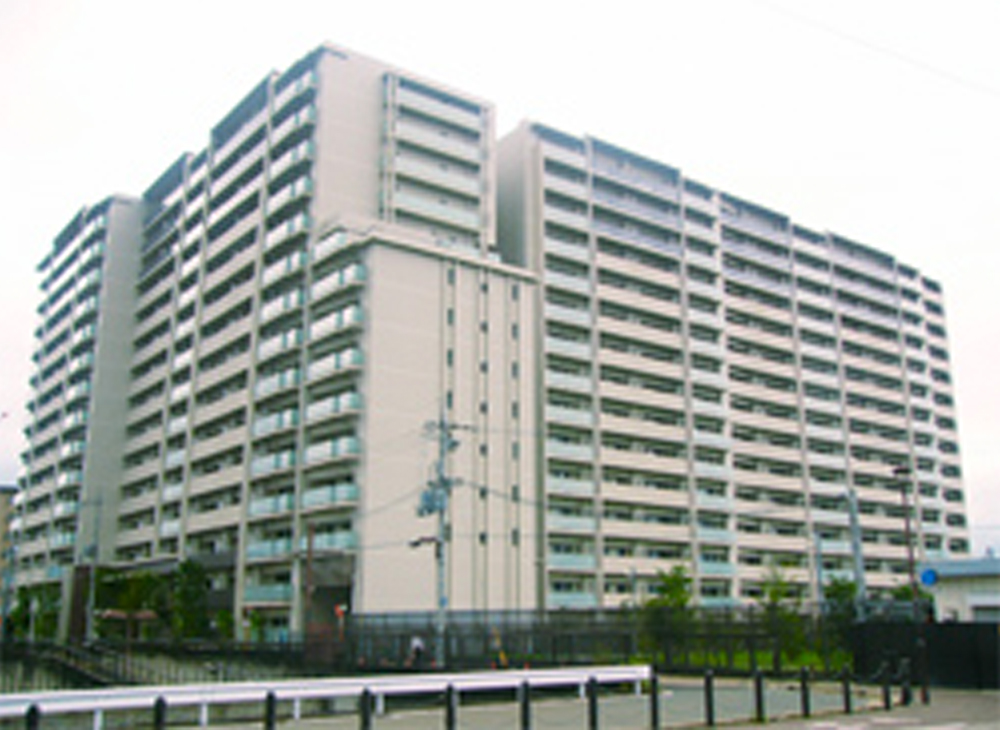 「Kyoto Katsuragawa Tsumugi-no-Machi Grandsquare」 in front of Katsuragawa Station on the JR Tokaido Line.